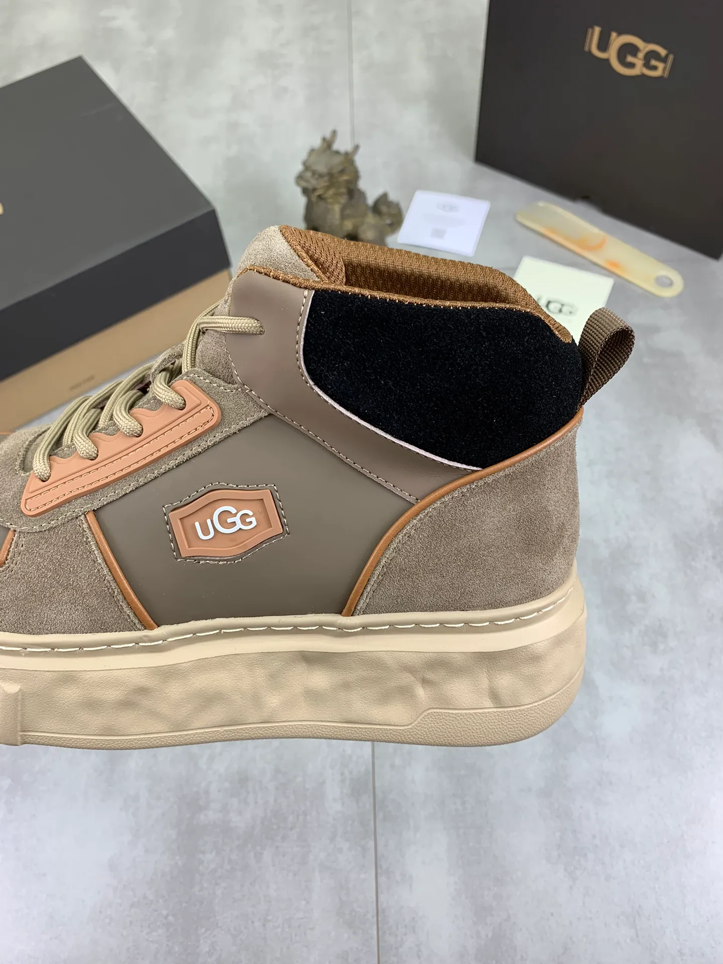 Men's shoes 💰P640 [New style] 💰 🆘 "Real wool" [UGG] 👉The popular men's shoes are synchronized with the official website 🔰The quality of the genuine products [satisfied] is not comparable to the imitations in the general market 🌀The upper is imported Italian frosted cowhide, and the lining is: foot pad 🅰️ grade 🐑Real wool👻Only Grade A can show the effect The hand feels smooth and delicate 🔱The shoe shape is grand, only genuine manufacturers can achieve it 🎄The perfect toughness of the original outsole 👻⬛️ can allow customers to bid farewell to one-time consumption. Real wool lining, super warm. Available in brown or gray. Number of yards: 39-44